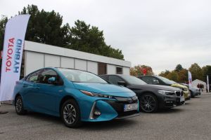 Nie menej zaujímavý bol plug-in hybrid Toyota Prius, okrem klasického hybridného pohonného ústrojenstva má aj akumulátorovú batériu na 50 km čisto elektrickej jazdy.