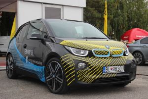 Naopak, čisto elektrický pohon odprezentoval model i3, ktorý vyniká dynamikou a karosériou z uhlíkových vlákien.