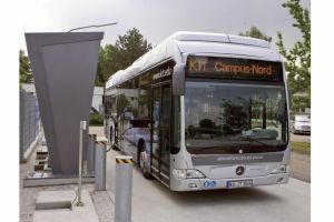 Pohon palivovými článkami sa intenzívne testuje aj na autobusoch, ktoré sa ukazujú ako možno lepšia platforma než klasické osobné automobily.